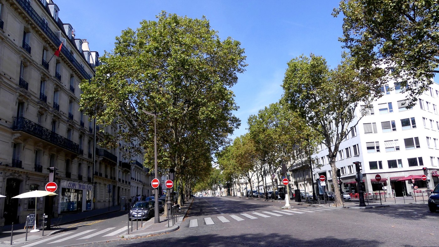 Carrefours dangereux à Paris : que signaler après un accident pour accélérer l’intervention