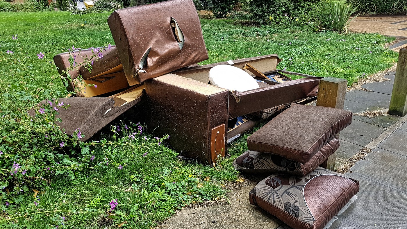 Dépôt sauvage : quelle amende en 2026 et comment signaler efficacement