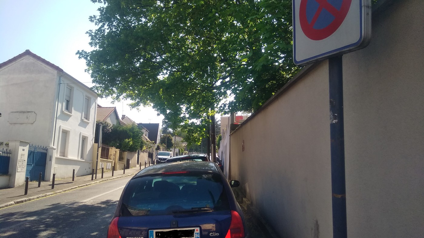 Voiture garée sur le trottoir à Paris : que faire et comment signaler
