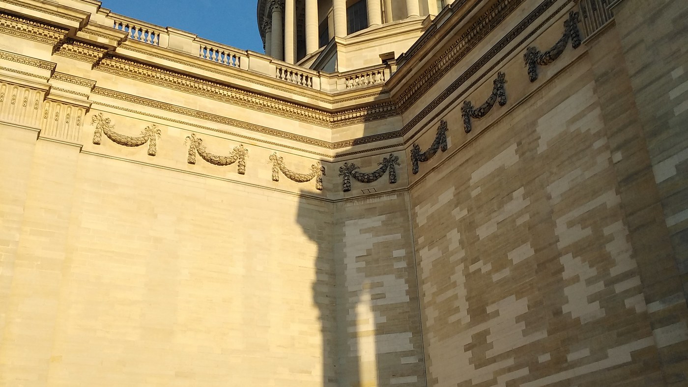 Vandalisme sur monuments à Paris : comment signaler et obtenir l'effacement